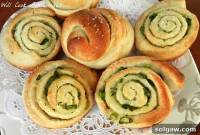 Aromatic Garlic and Chive Dinner Rolls